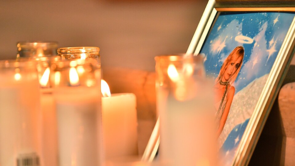 Une photo de Halyna Hutchins dans un cadre entouré de bougies.