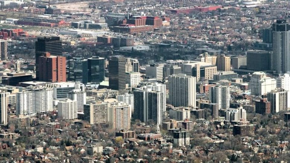Vue aérienne de la ville avec ses édifices en hauteur.