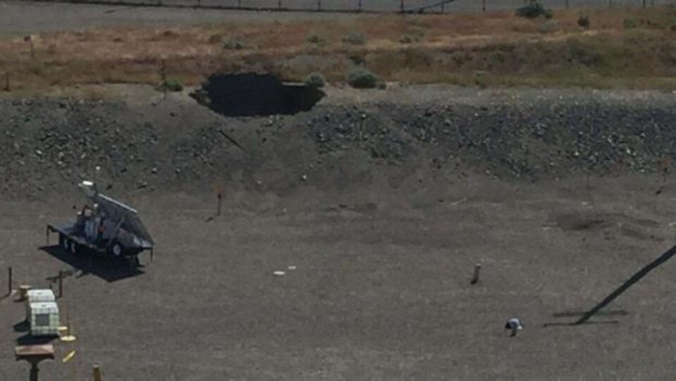 Une photo du trou de 7 mètres carrés formé par l'affaissement du tunnel d'entreposage dans le complexe nucléaire de Hanford