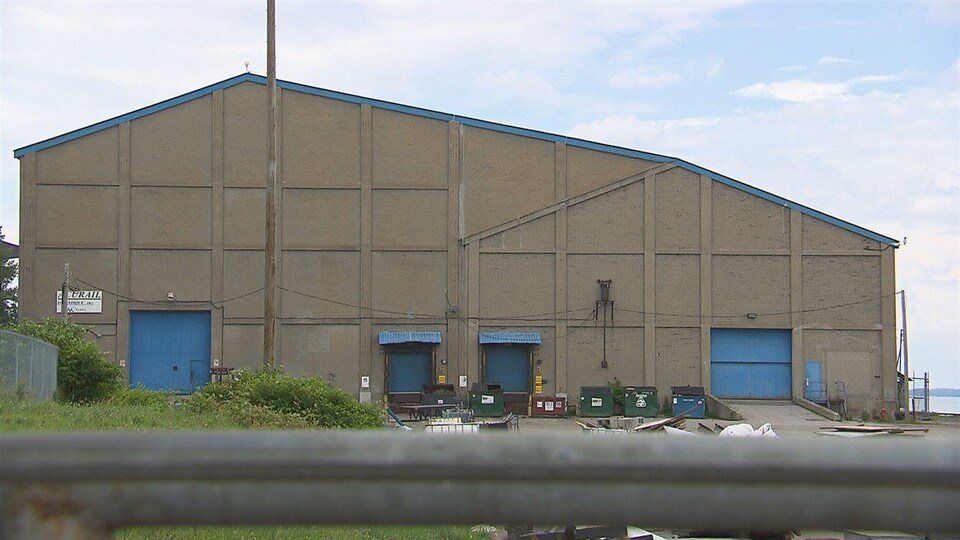 La façade du hangar dans le port.