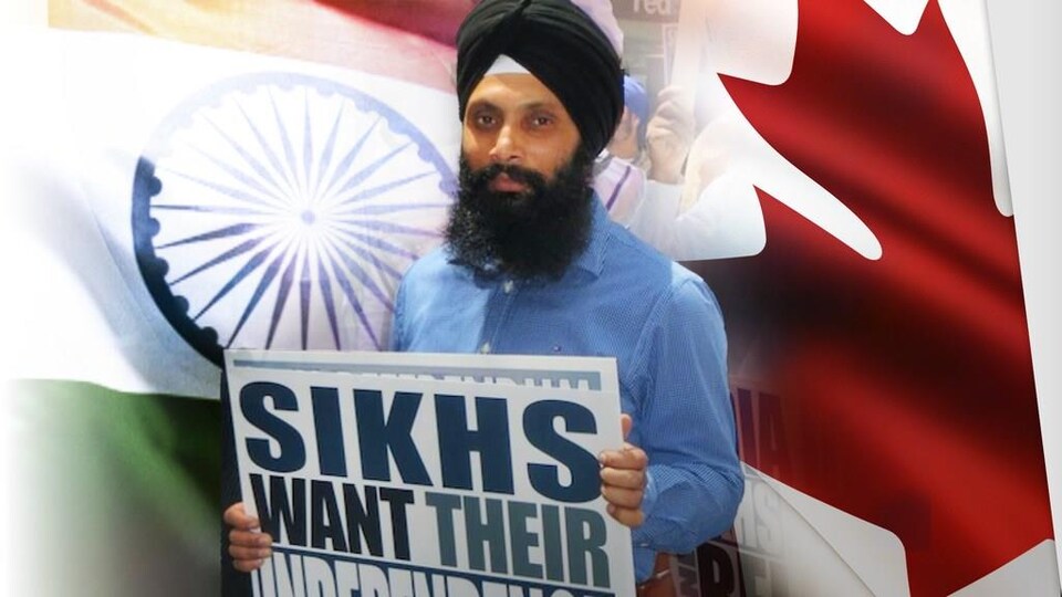 Photomontage où on voit Hardeep Singh Nijjar, tenant une pancarte sur laquelle il est écrit « Sikhs want their independance », sur fond de drapeaux indien et canadien.