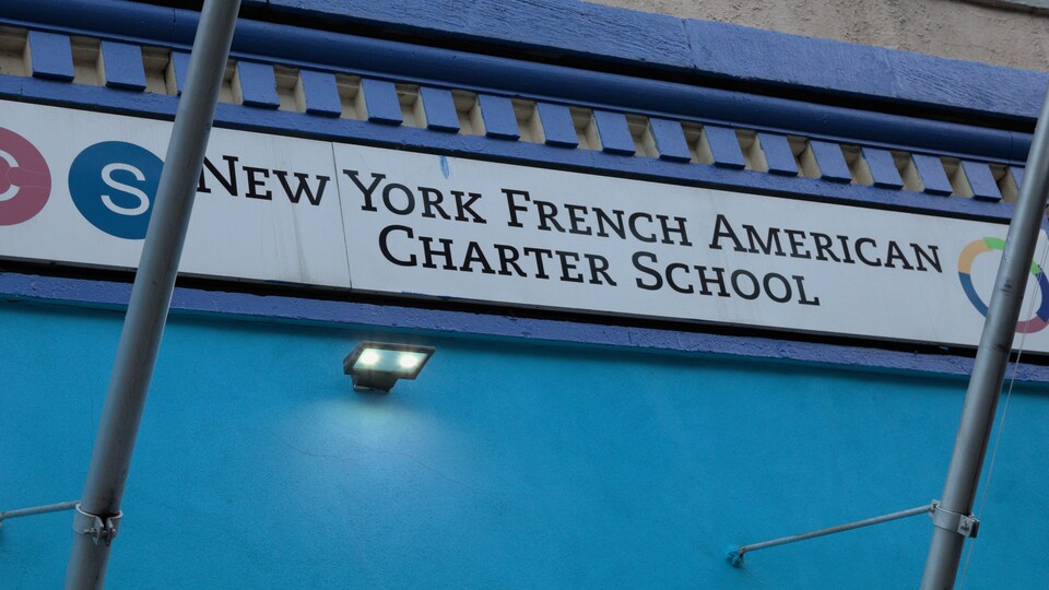 New York French American Charter School est inscrit sur la façade d'un immeuble. 