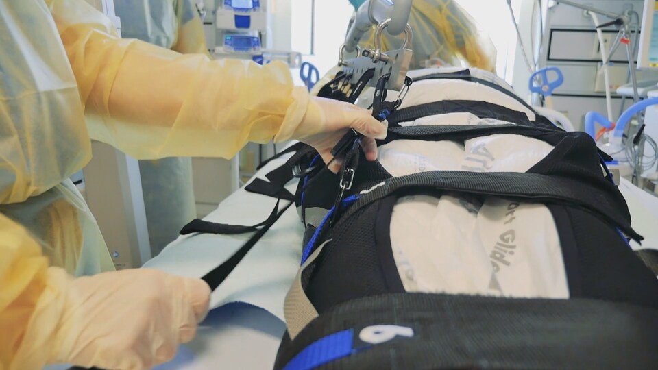 Un système de harnais de velcro recouvre un patient malade.