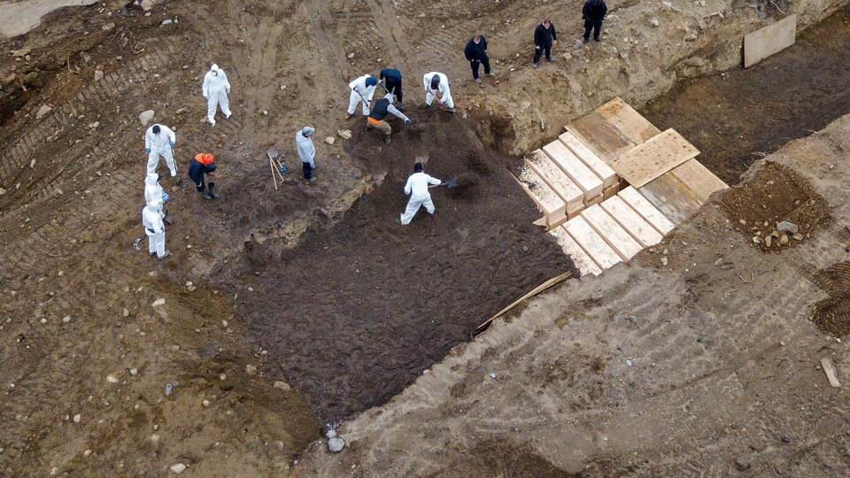 Des cercueils enterrés dans la fosse commune de Hart Island en avril 2020, pendant la première vague de pandémie de COVID-19.