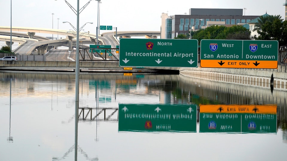 Même si la pluie a cessé à Houston au Texas, l'eau qui s'est accumulée après le passage de l'ouragan Harvey est encore bien présente dans les rues.