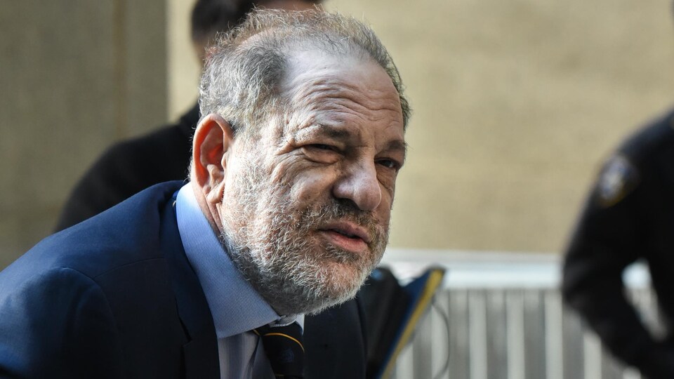 Plan rapproché de Weinstein, le dos voûté.