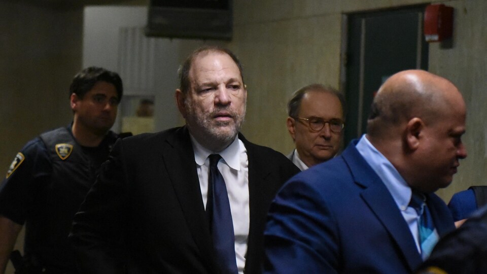 Le producteur Harvey Weinstein vêtu d'un complet noir lors de son arrivée à la cour à New York.