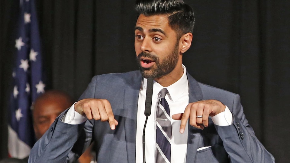 Hasan Minhaj, en complet, s'adresse à une foule.