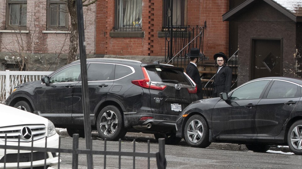 Des hassidim devant une synagogue d’Outremont.