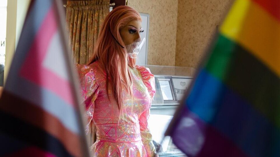 Semaine de la Fierté un spectacle de drag queens dans un restaurant