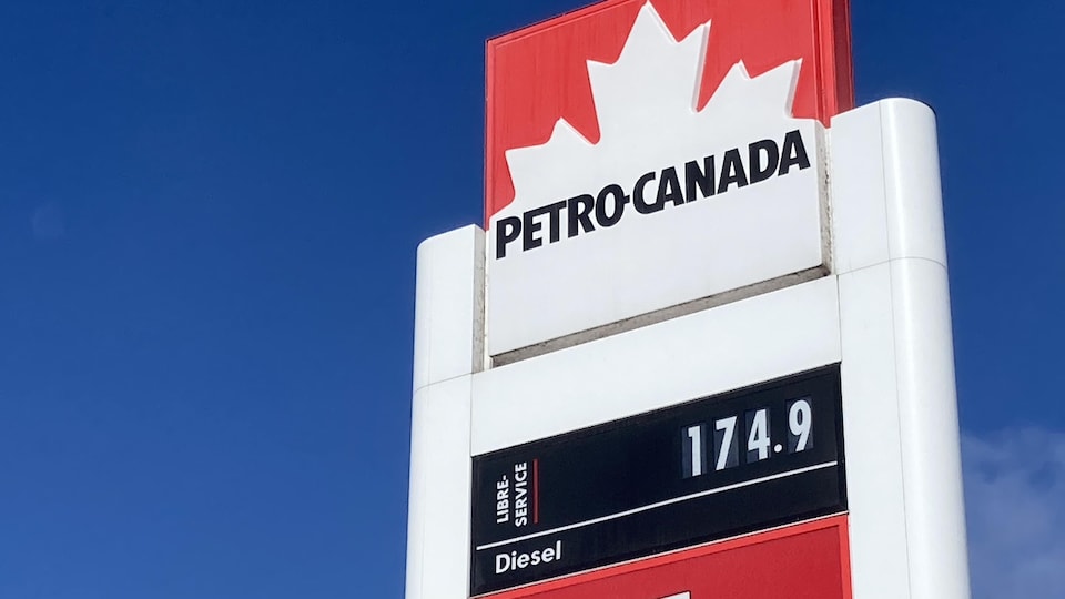 Panneau de Pétro-Canada sur lequel est inscrit 174.9