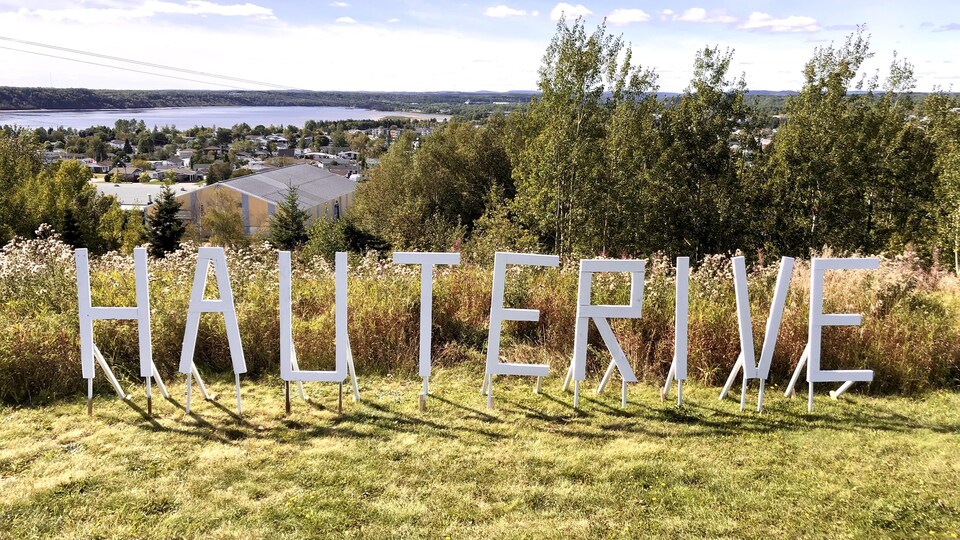 Des lettres géantes « Hauterive».