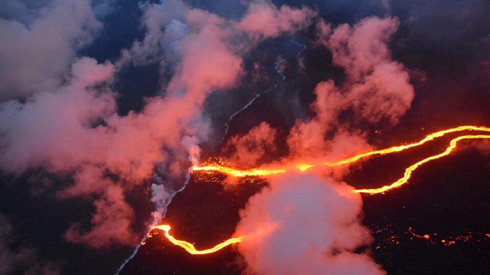 De la lave s'écoule de fissures situées sur les flancs du volcan hawaïen Kilauea.