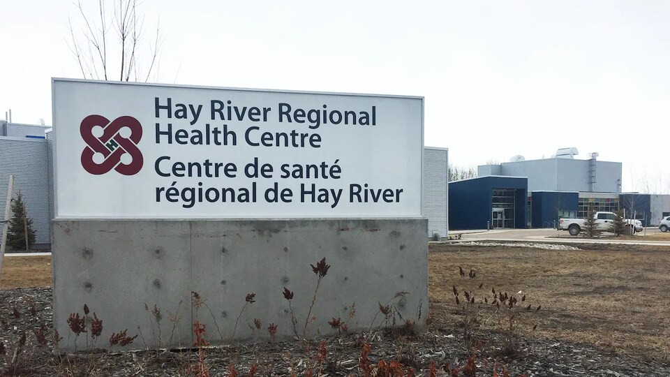 Un grand panneau indique le Centre régional de Hay River