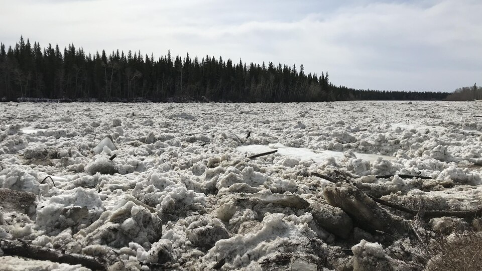 La glace se rompt sur la rivière.