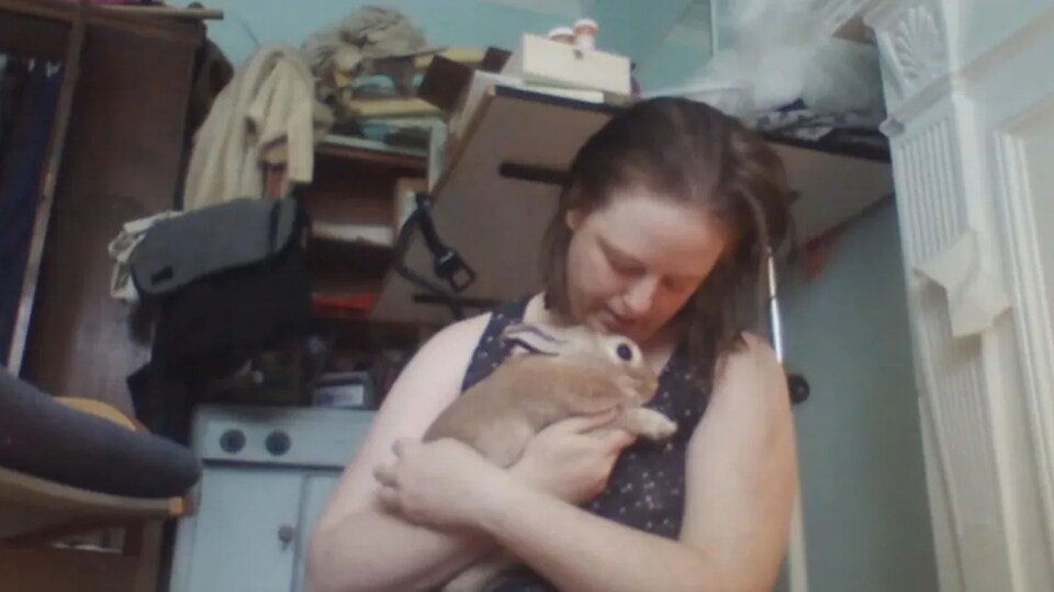 Hazel Gabe tient un lapin dans ses mains.