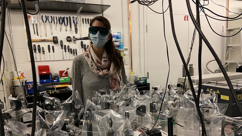 Une femme devant ses instruments dans un laboratoire.