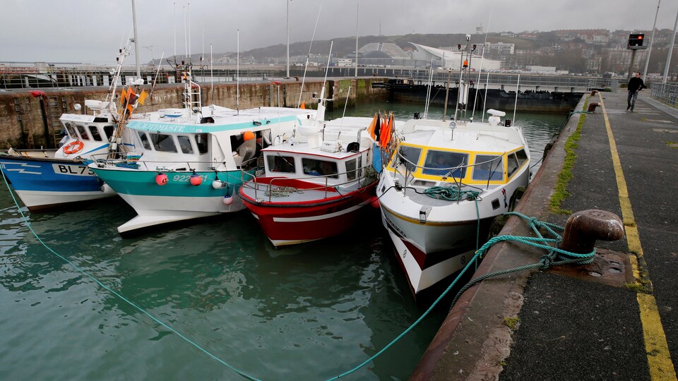 Des pêcheurs français ont bloqué l'accès au port de Boulogne-sur-Mer, lundi le 18 juin 2018 afin de protester sur la pratique de la pêche électrique sur certains chalutiers.