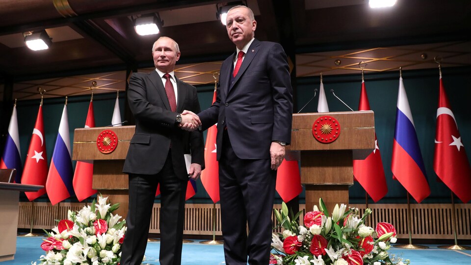 Le président turc Recep Tayyip Erdogan et son homologue russe, Vladimir Poutine, se serrent la main après leur rencontre à Ankara, le 3 avril 2018.
