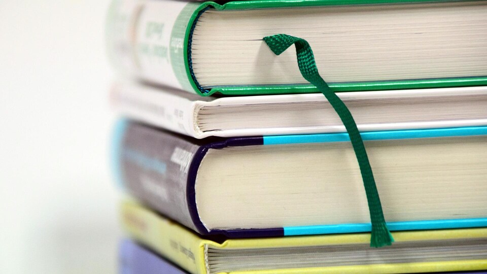 Une pile de livres.