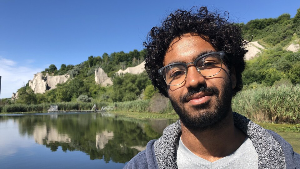 Toufeeq Alayoubi pose devant les falaises de Scarborough.