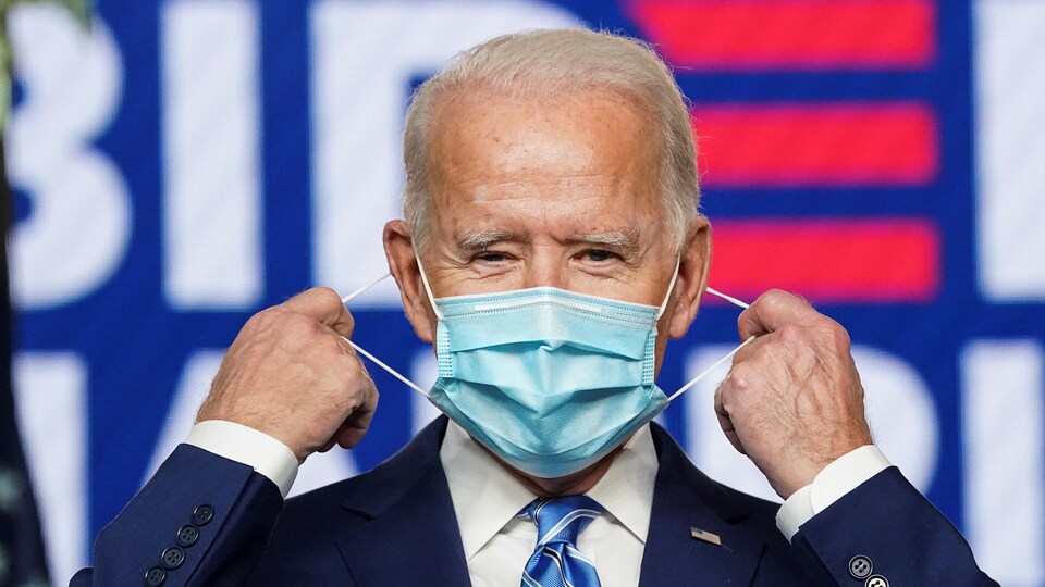 Joe Biden retirant son masque.