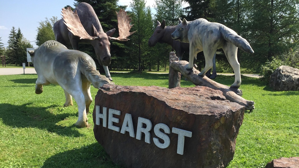 Statues emblématiques d'orignaux et de loups à l'entrée est de la ville de Hearst.
