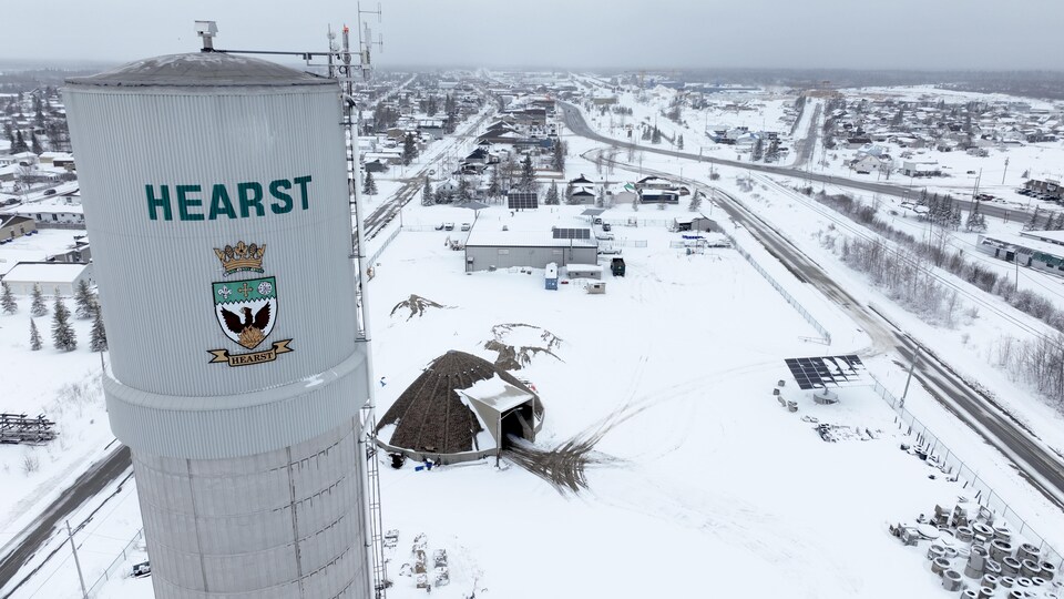 La ville de Hearst est située à environ 12 heures de route au nord de Toronto. On voit une image de la ville prise d'un drone.