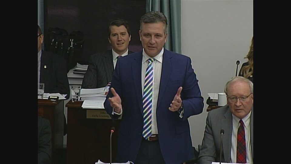 Le ministre des Finances de l'Î.-P.-É., Heath MacDonald, livre un discours budgétire en chambre.