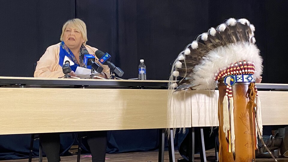 Heather Bear, vice-cheffe de la Fédération des nations autochtones souveraines de la Saskatchewan (FSIN), lors d'une conférence de presse le 8 mars 2021.