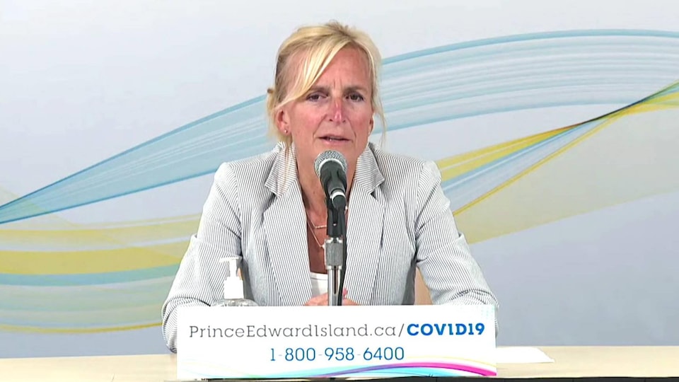 Heather Morrison parle en conférence de presse.
