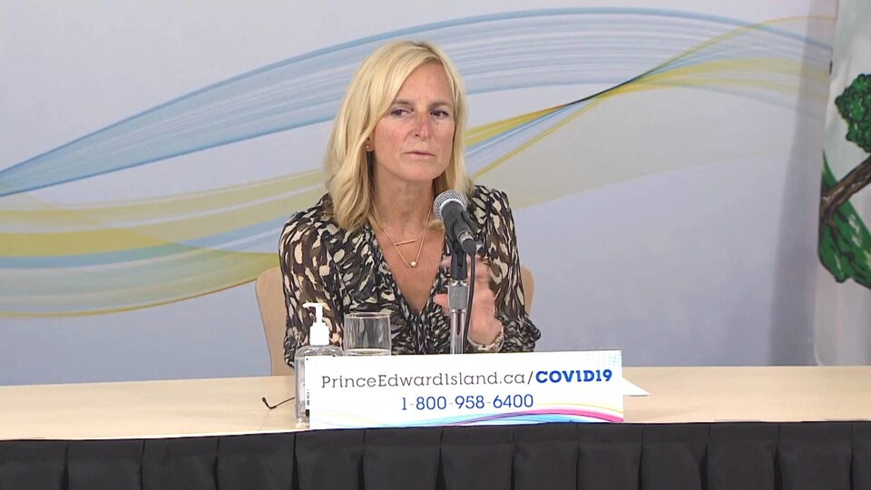 La docteure Heather Morrison en conférence de presse.