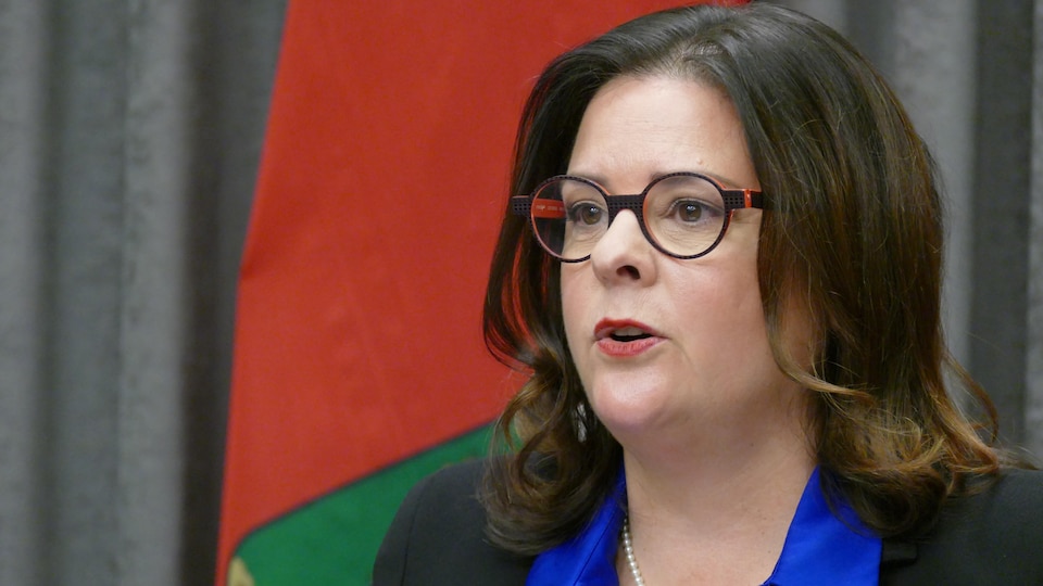La première ministre du Manitoba, Heather Stefanson, parle aux journalistes lors du discours du Trône, le 23 novembre 2021.
