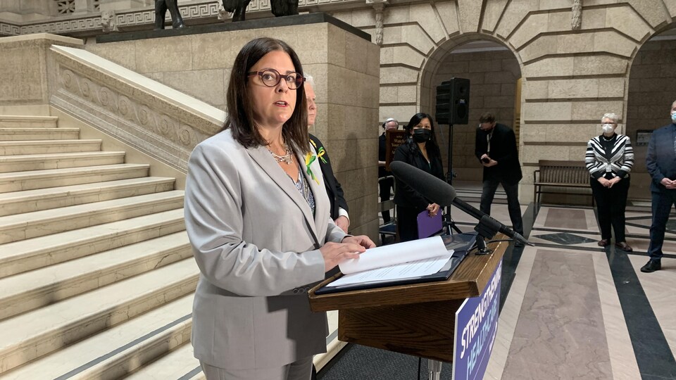 La première ministre du Manitoba, Heather Stefanson, devant les marches du Palais législatif.