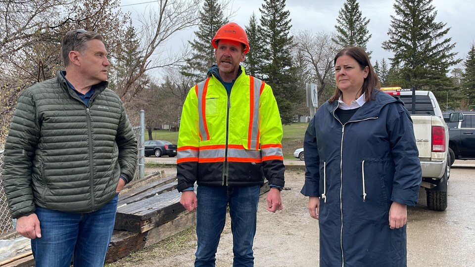 La première ministre, Heather Stefanson, accompagnée du ministre de l'Infrastructure, Doyle Piwniuk, fait un point sur les inondations à Minnedosa, le 18 mai 2022.