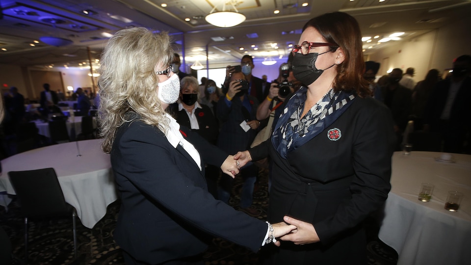 Shelly Glover félicite Heather Stefanson lors de l'élection de la nouvelle cheffe du Parti progressiste-conservateur du Manitoba, le 30 octobre 2021.