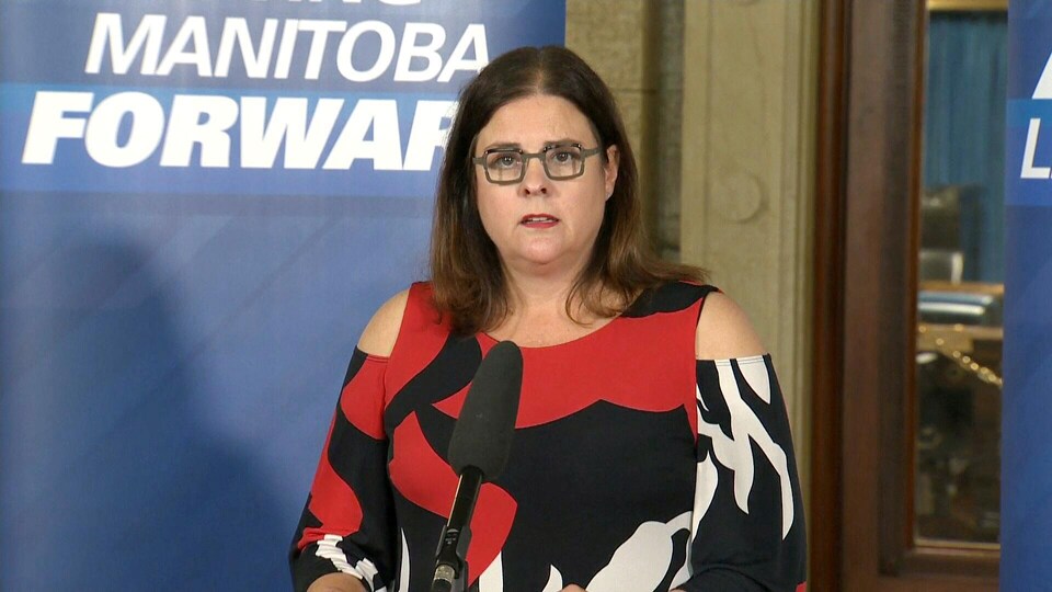 La ministre Heather Stefanson en conférence de presse.