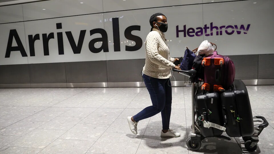 Une femme à l'aéroport de Heathrow.