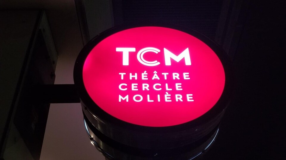 Le logo du Théâtre Cercle Molière éclairé la nuit, en octobre 2022