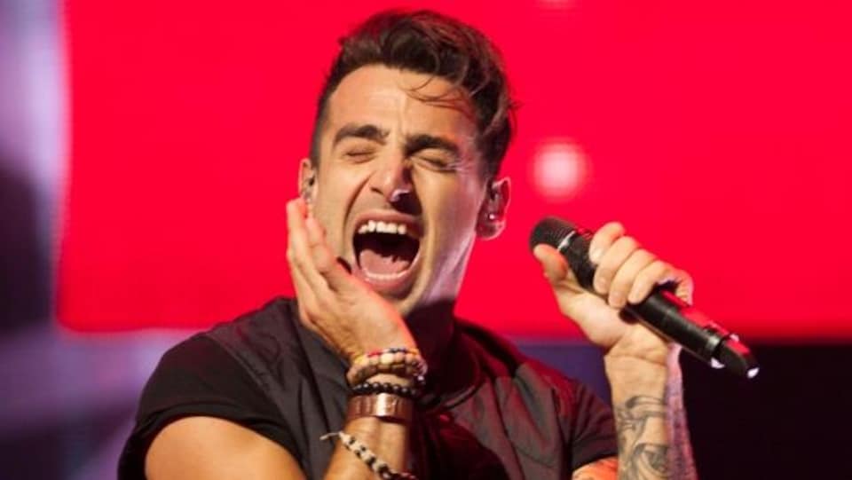 Un plan serré du visage de Jacob Hoggard pendant qu'il chante.