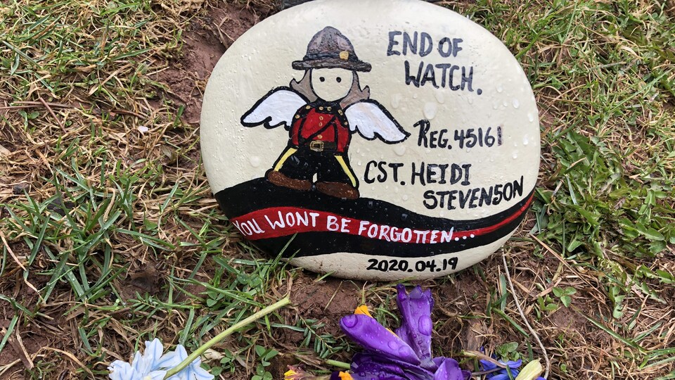 Une roche peinte à la mémoire de la gendarme Heidi Stevenson.