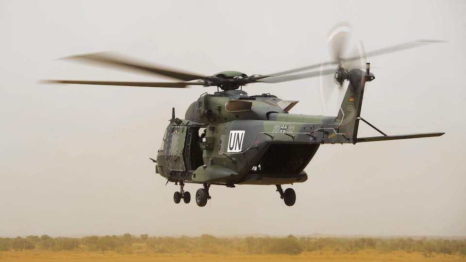 Un hélicoptère décolle de l'héliport de la base des Nations Unies du Camp Castor à Gao, au Mali, le mardi 26 juin 2018. 