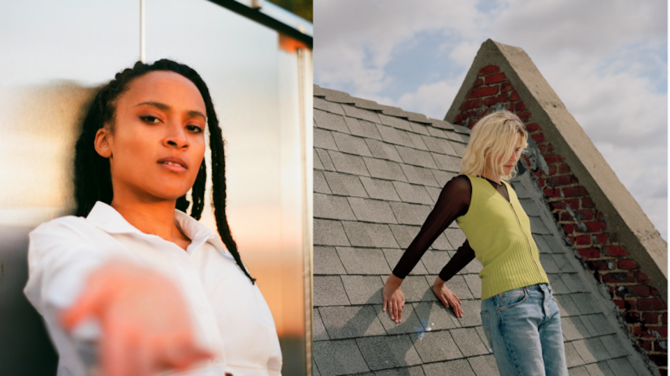 À gauche, un femme qui tend la main, et à droite, une femme accotée sur le toit d'une maison. 