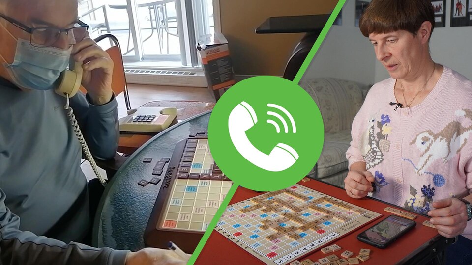 Deux personnes jouent au Scrabble.