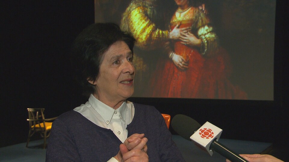 Hélène Bergeron en entrevue dans une salle de spectacle.