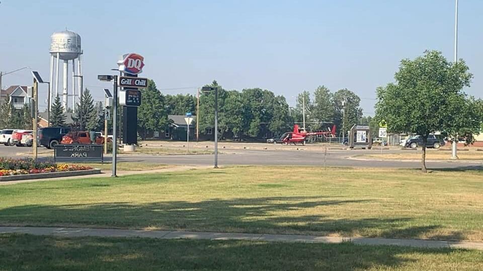 Un hélicoptère ayant atterri dans un stationnement de la ville de Tisdale.
