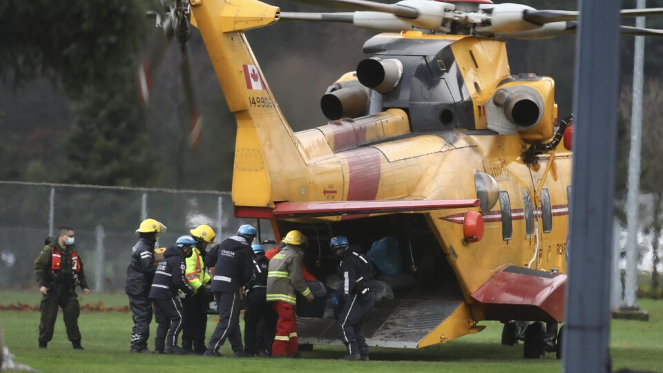 Des personnes coincées dans leur véhicule en raison des glissements de terrain ont été rescapées par hélicoptère.