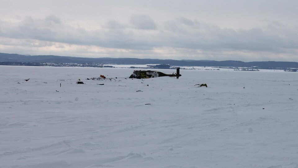 La carcasse de l'hélicoptère sur le lac Saint-Jean.