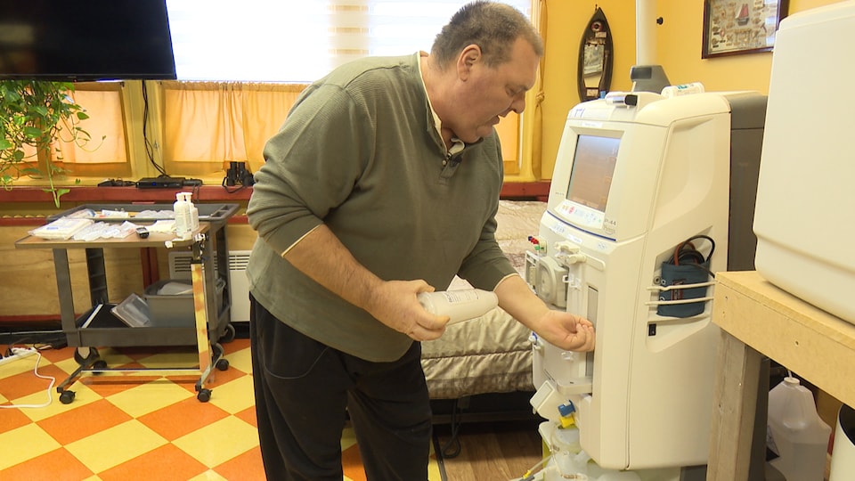 Cyrille Gibeault gestisce la macchina per la dialisi. 