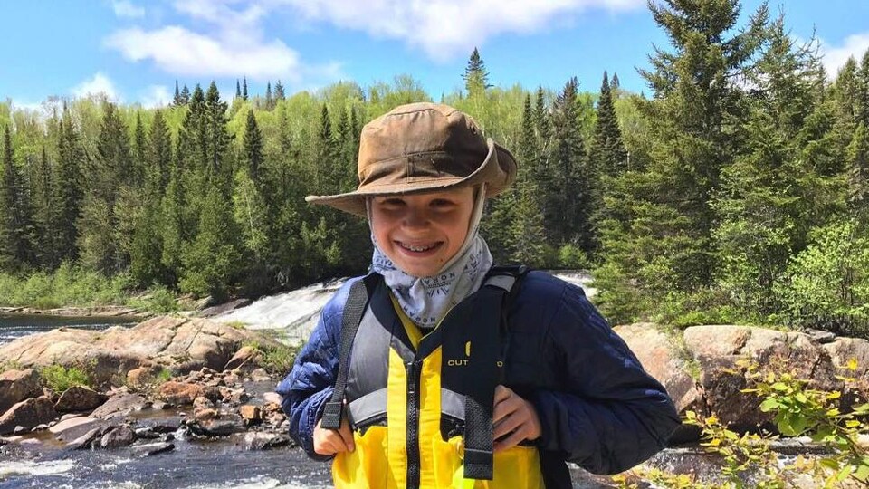 Henri Gnocchini sourit près d'une rivière.